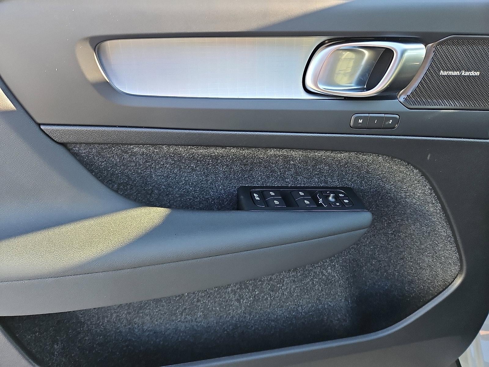 2026 Volvo XC40 B5 AWD Ultra Black Edition