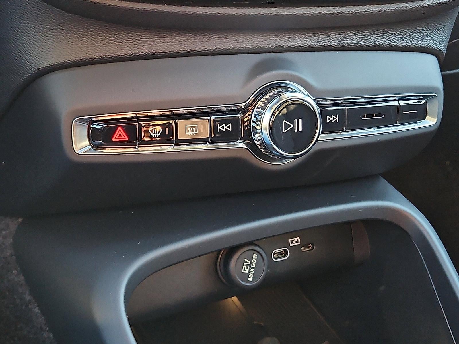 2026 Volvo XC40 B5 AWD Ultra Black Edition