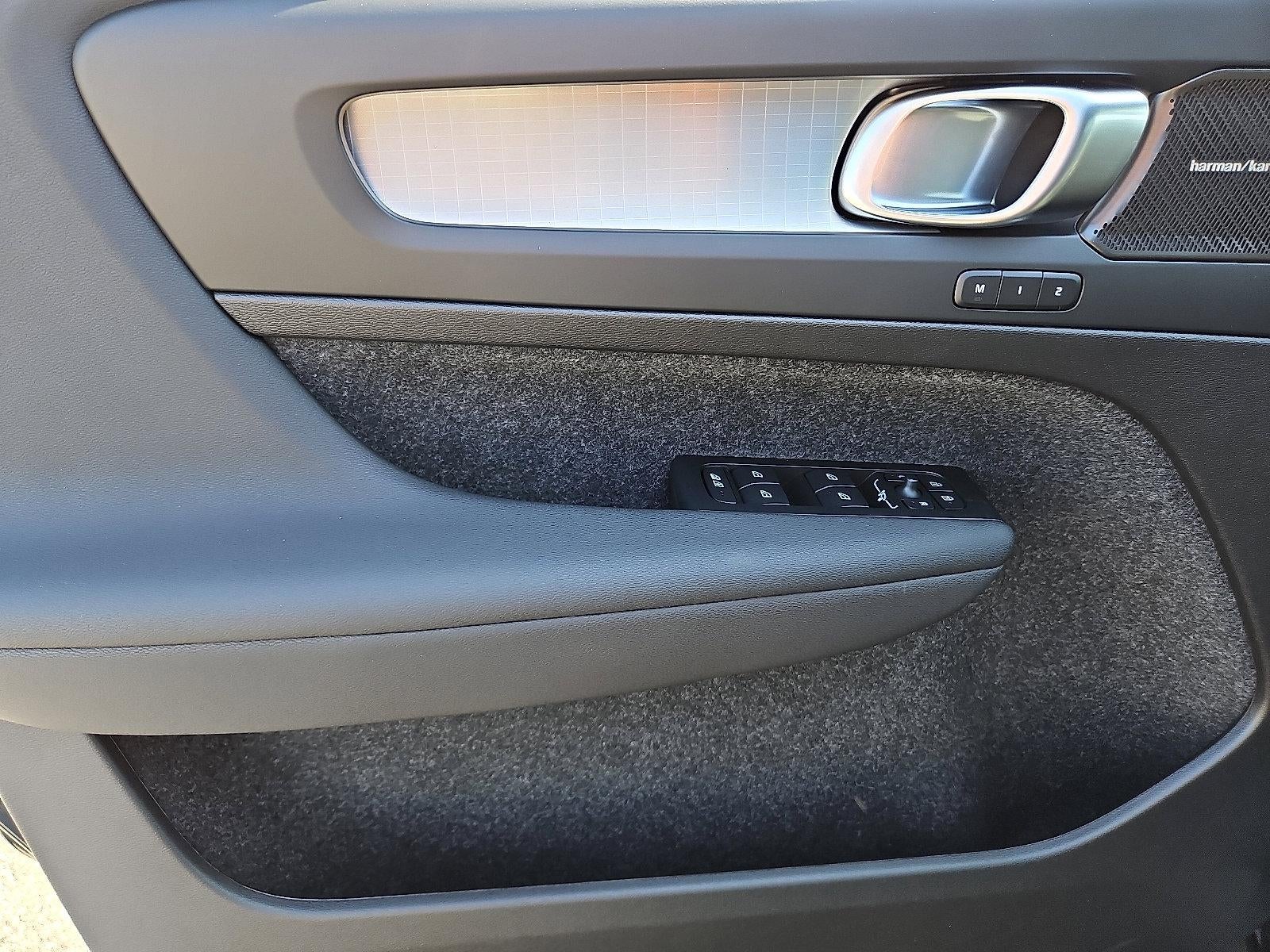 2026 Volvo XC40 B5 AWD Ultra Black Edition