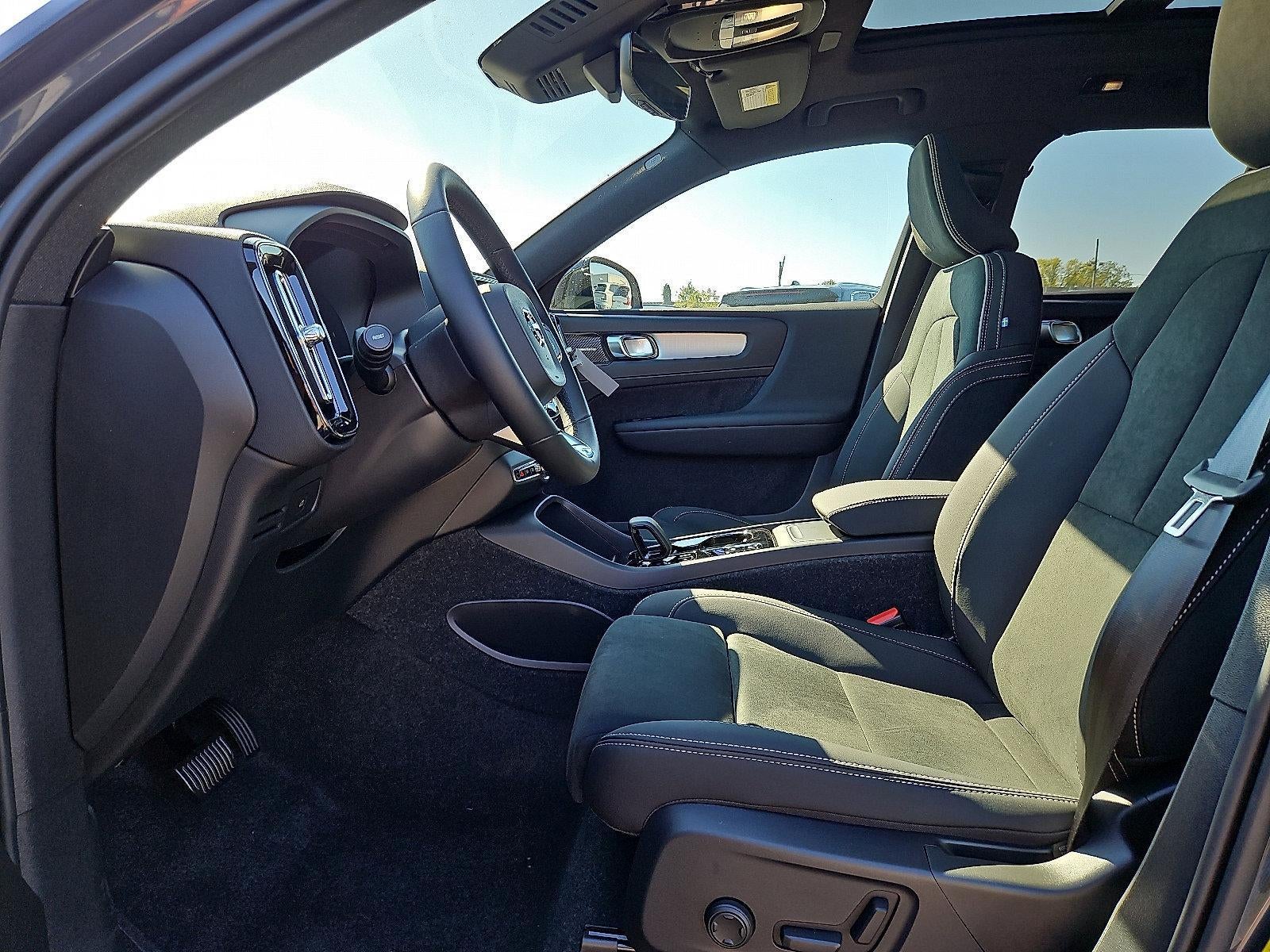 2026 Volvo XC40 B5 AWD Ultra Black Edition