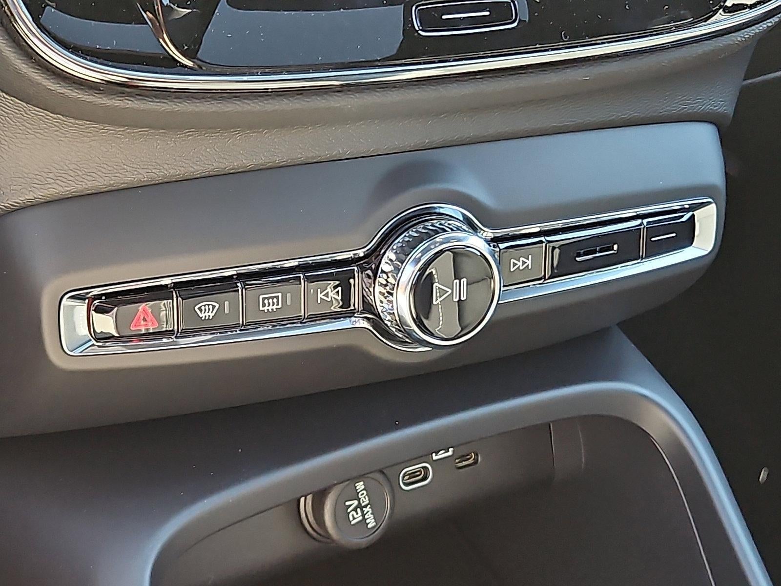 2026 Volvo XC40 B5 AWD Ultra Black Edition