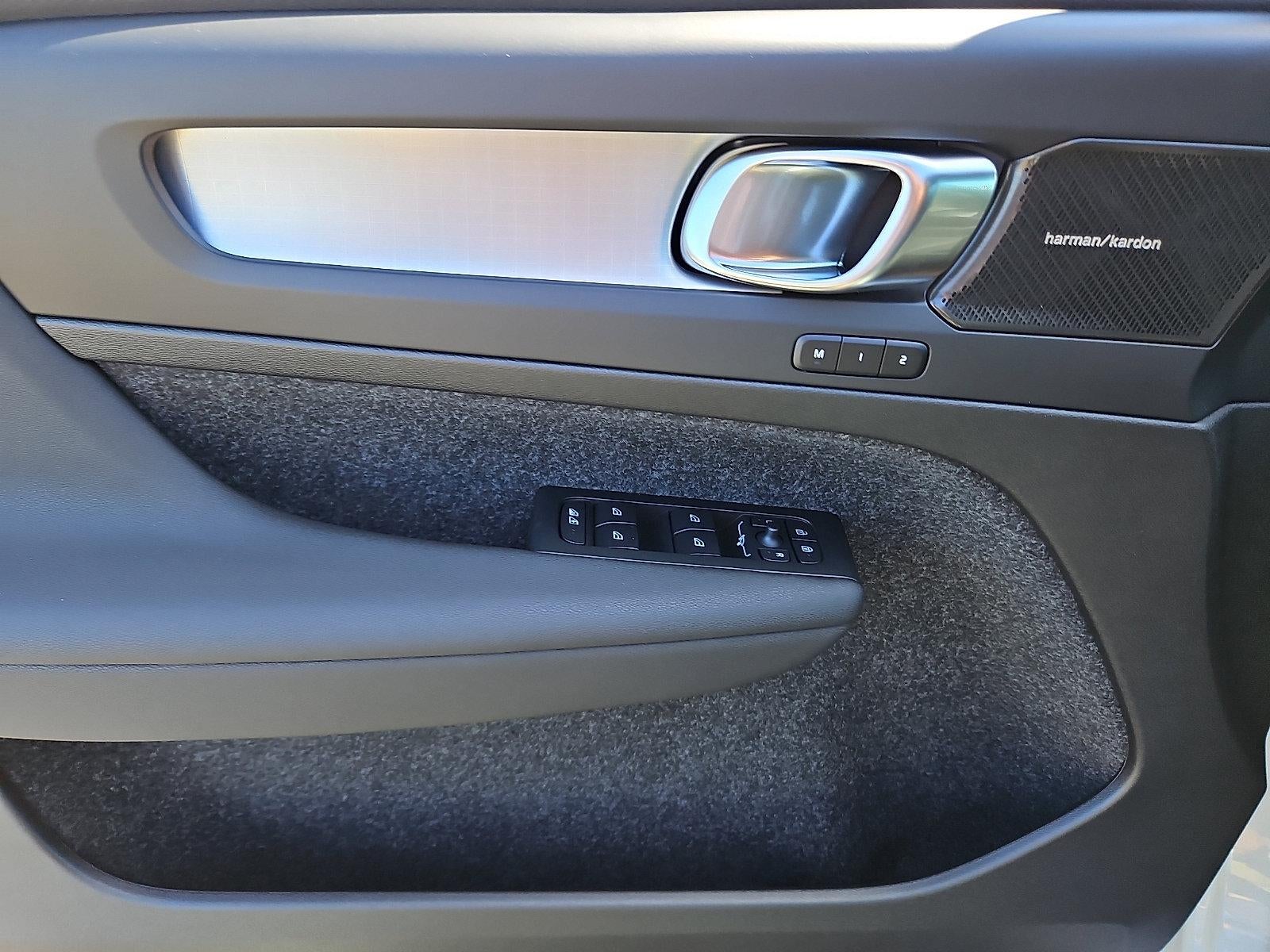 2026 Volvo XC40 B5 AWD Ultra Black Edition