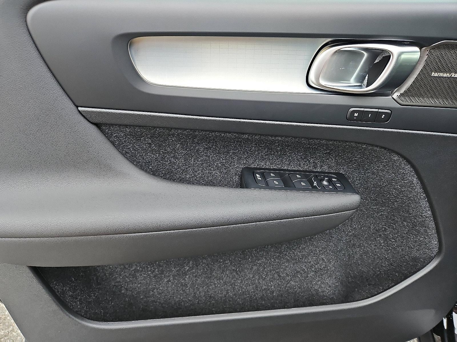 2026 Volvo XC40 B5 AWD Ultra Black Edition