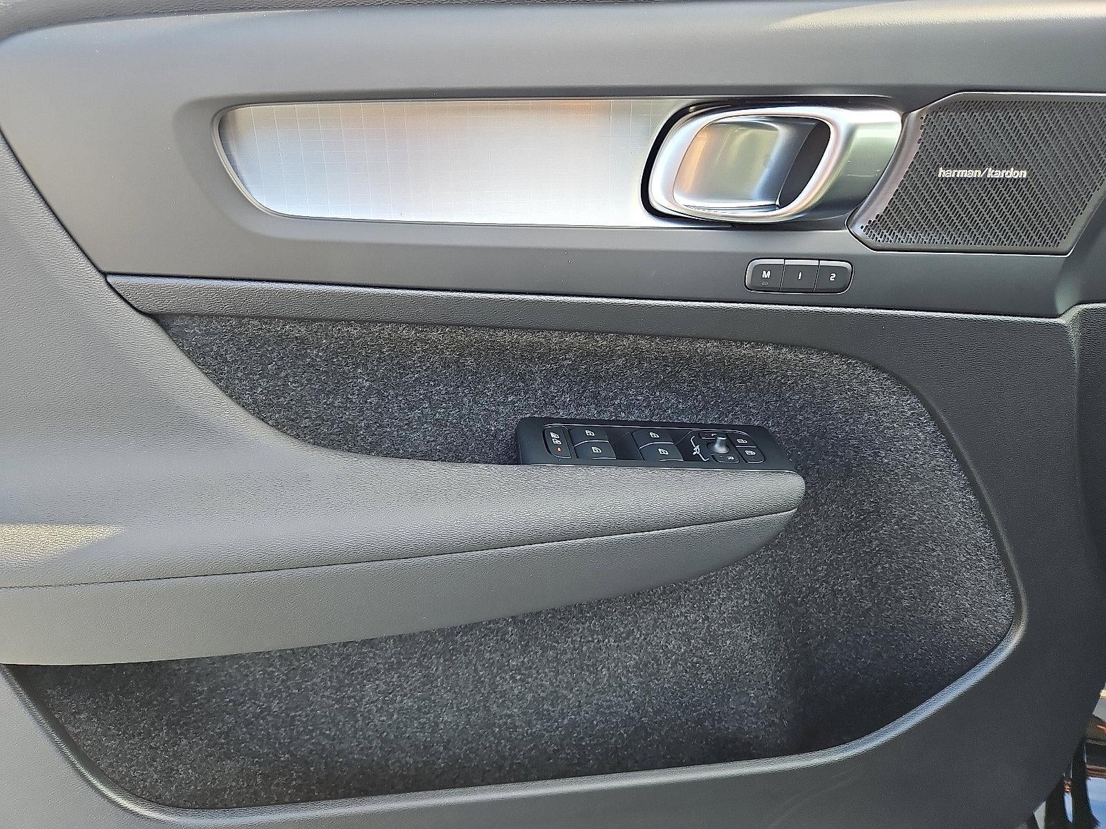 2026 Volvo XC40 B5 AWD Ultra Black Edition