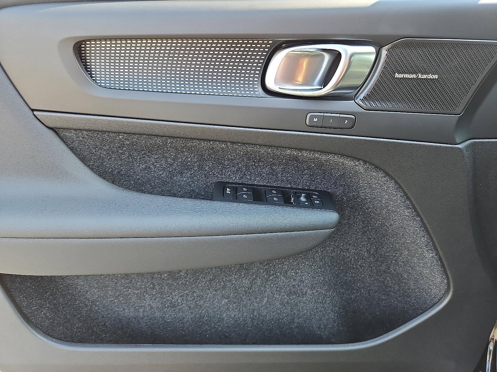 2026 Volvo XC40 B5 AWD Ultra Black Edition