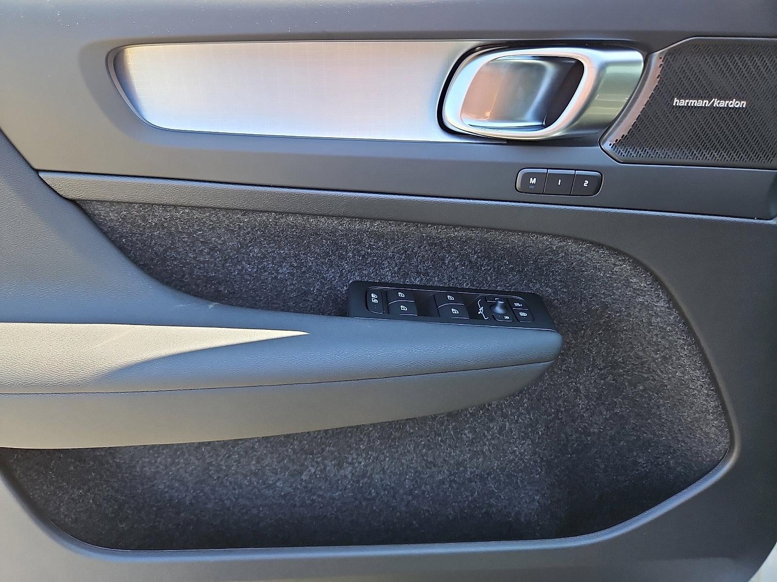 2026 Volvo XC40 B5 AWD Ultra Black Edition