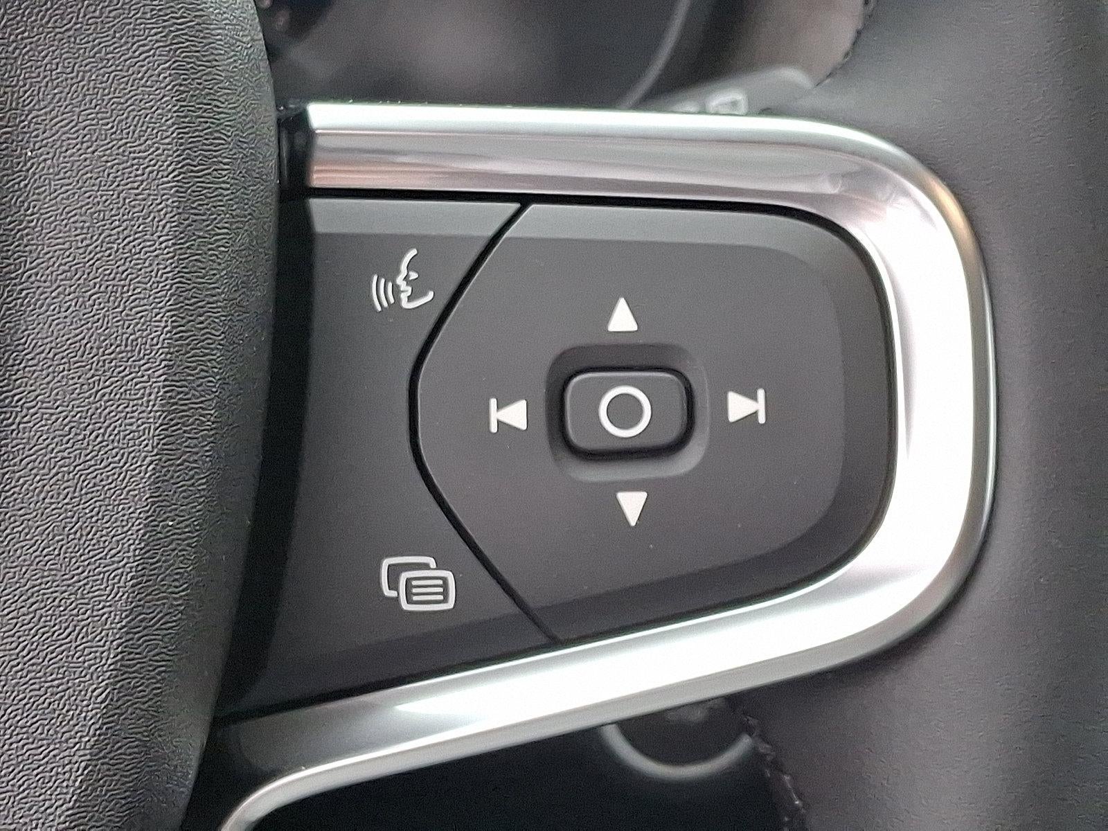 2025 Volvo XC40 B5 AWD Plus Bright Theme