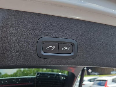 2024 Volvo XC40 B5 AWD Ultimate Bright Theme