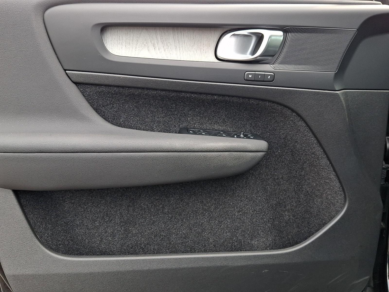 2024 Volvo XC40 B5 AWD Core Bright Theme