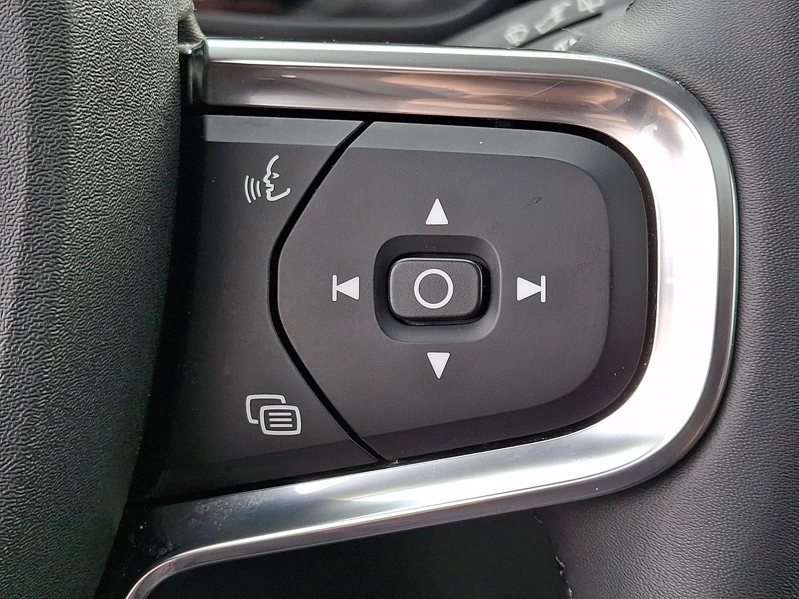 2024 Volvo XC40 B5 AWD Core Bright Theme