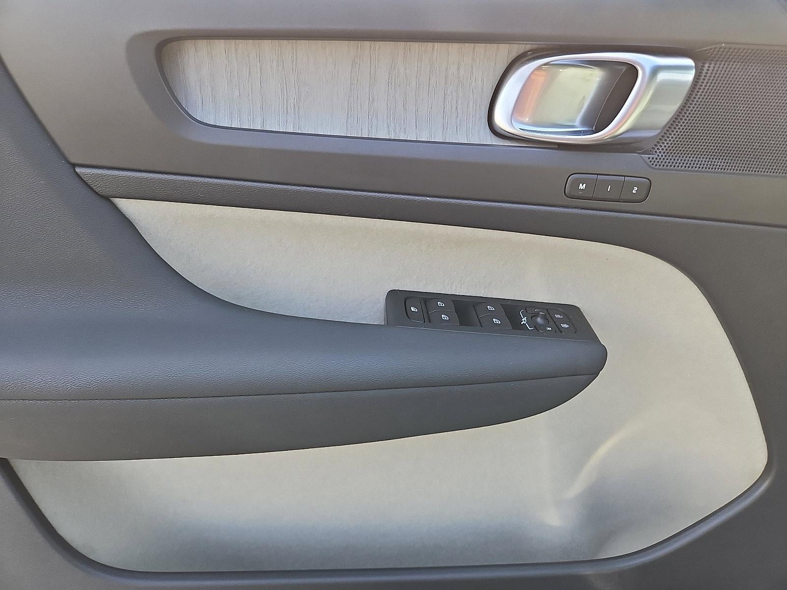 2023 Volvo XC40 B5 AWD Plus Bright Theme