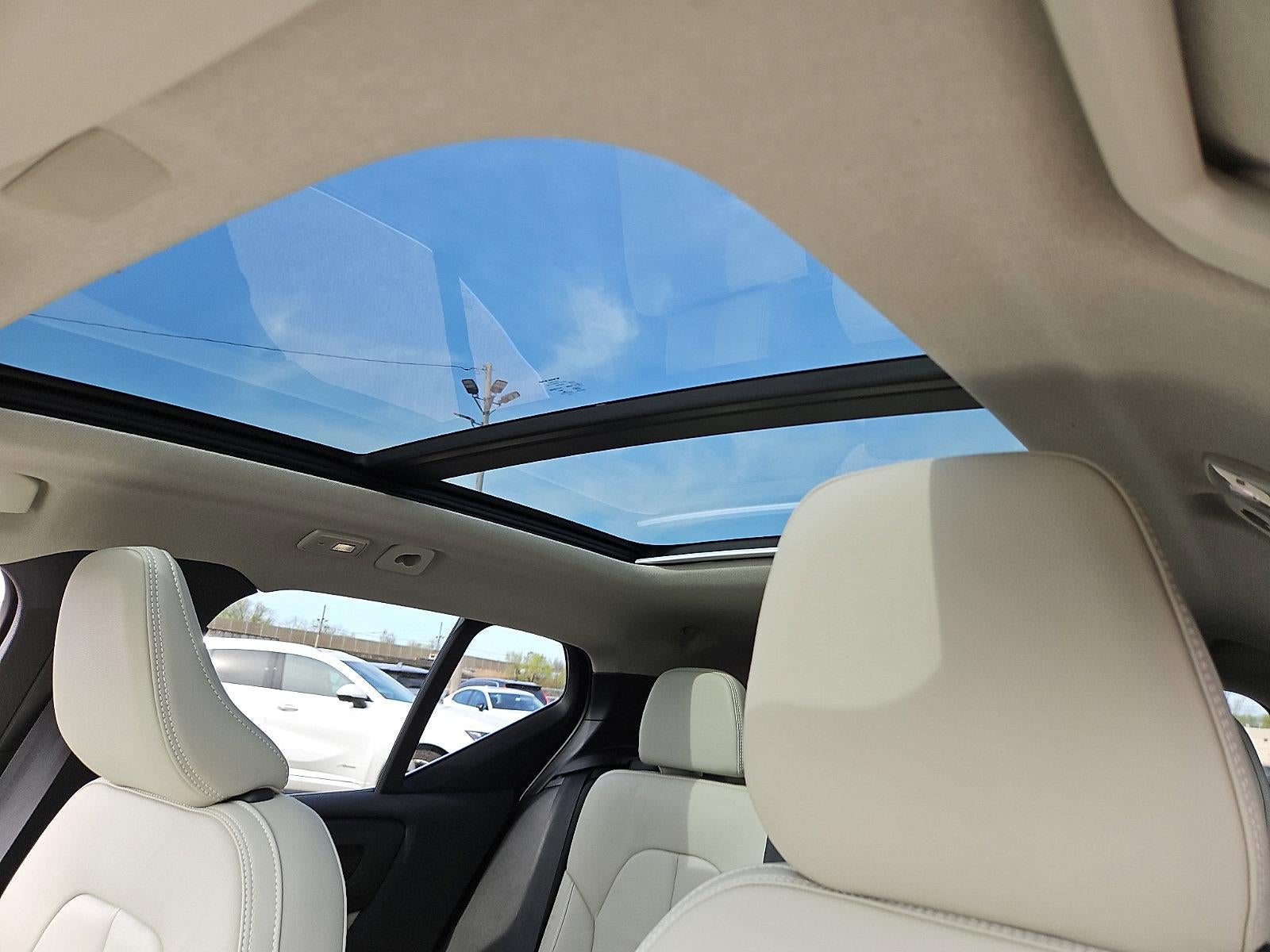 2023 Volvo XC40 B5 AWD Plus Bright Theme