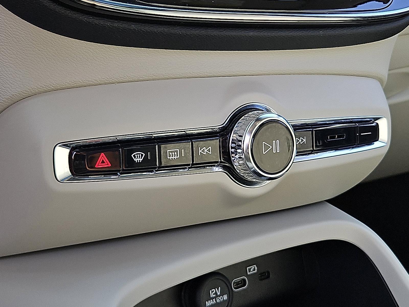 2023 Volvo XC40 B5 AWD Plus Bright Theme