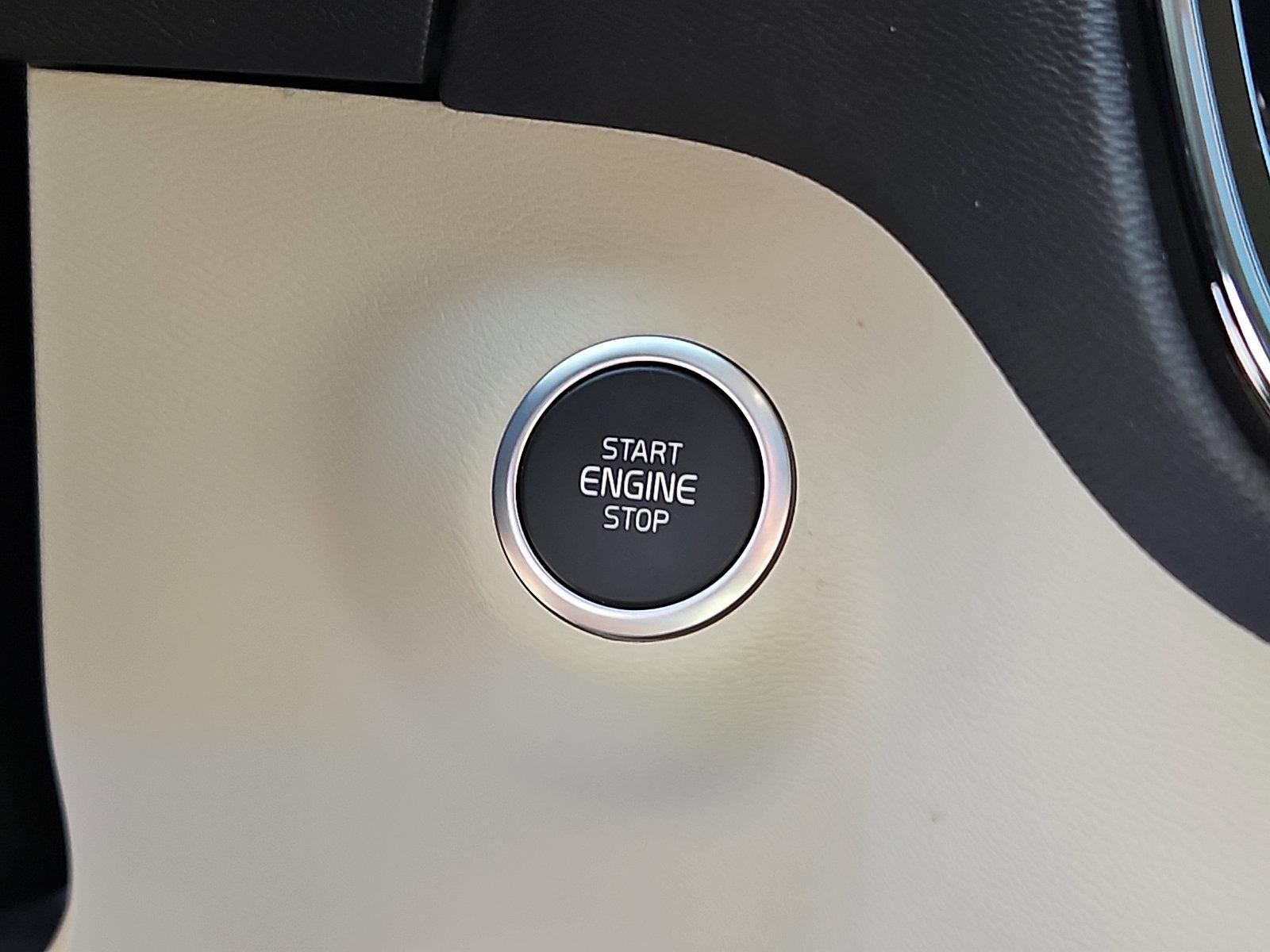 2023 Volvo XC40 B5 AWD Plus Bright Theme