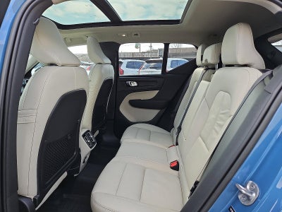 2023 Volvo XC40 B5 AWD Plus Dark Theme