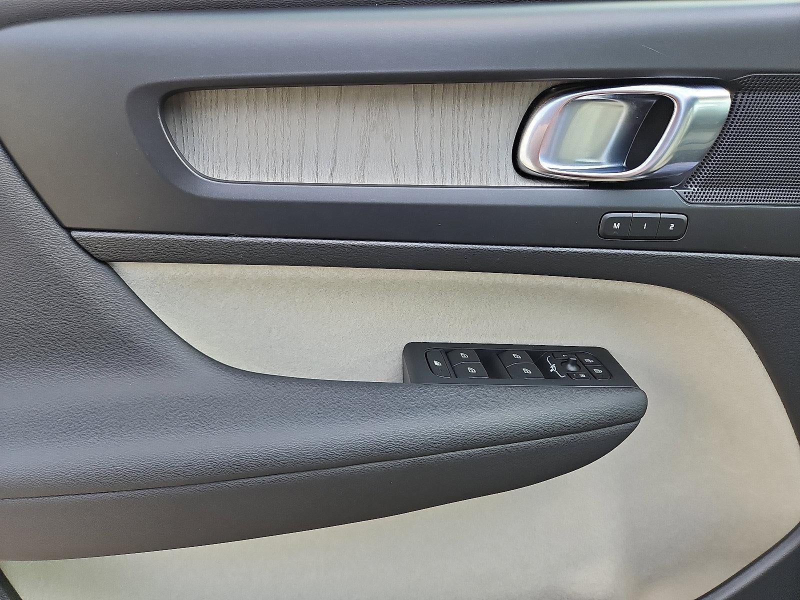 2023 Volvo XC40 B5 AWD Plus Dark Theme