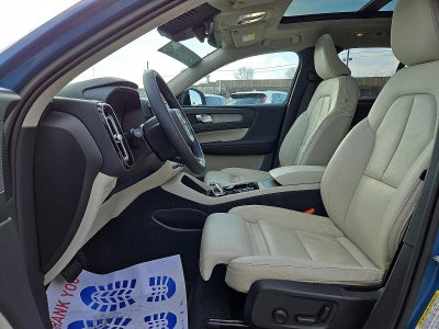 2023 Volvo XC40 B5 AWD Plus Dark Theme