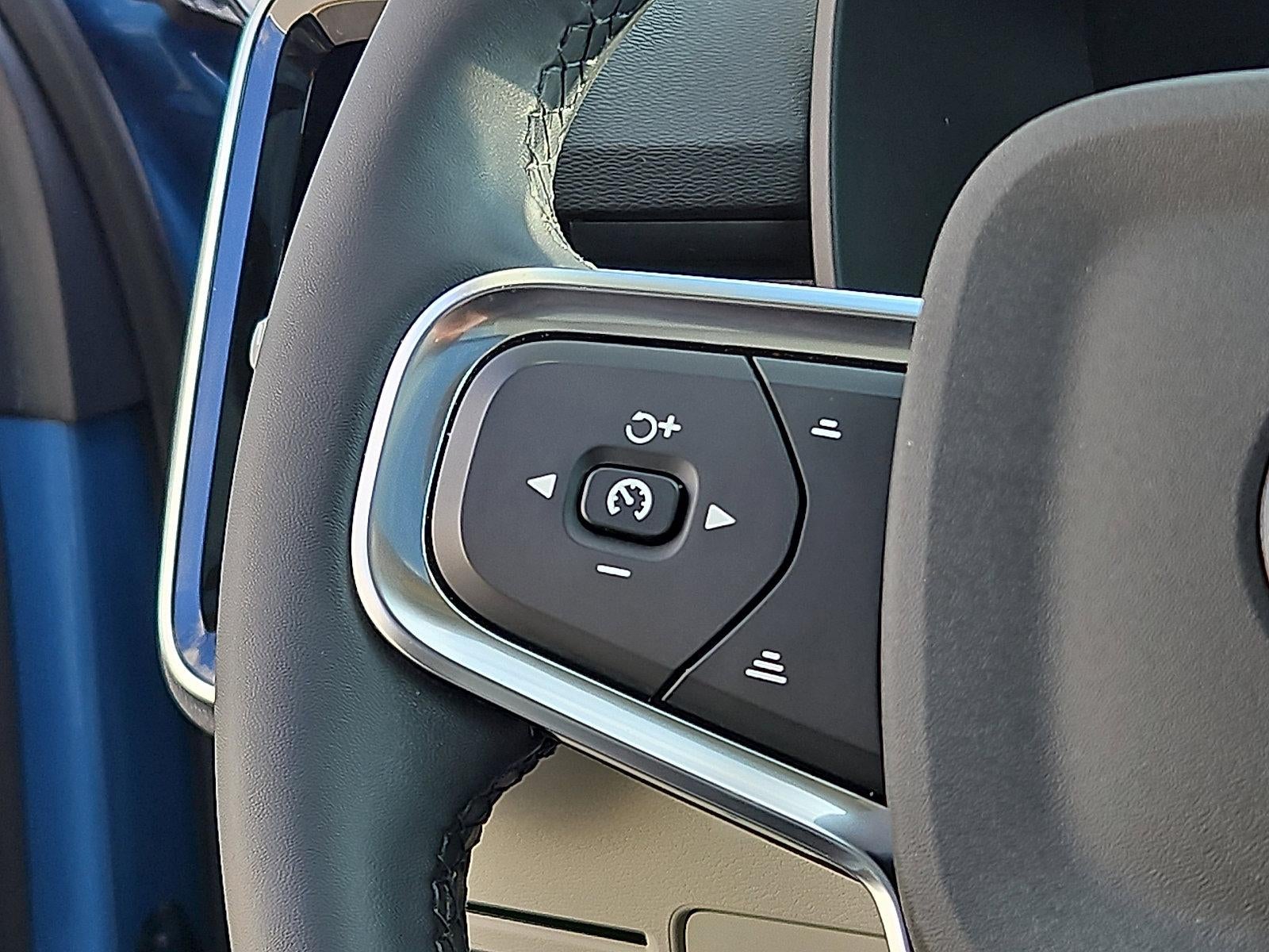 2023 Volvo XC40 B5 AWD Plus Dark Theme