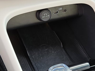 2023 Volvo XC40 B5 AWD Plus Dark Theme