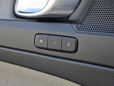 2023 Volvo XC40 B5 AWD Plus Dark Theme