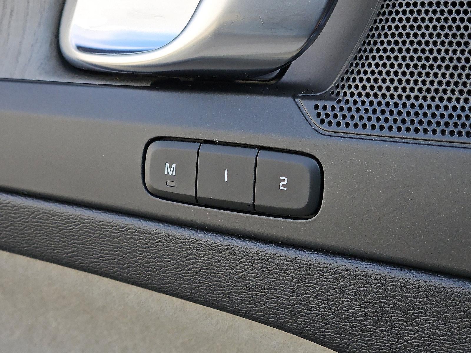 2023 Volvo XC40 B5 AWD Plus Dark Theme