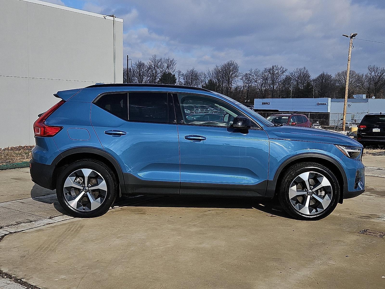 2023 Volvo XC40 B5 AWD Plus Dark Theme
