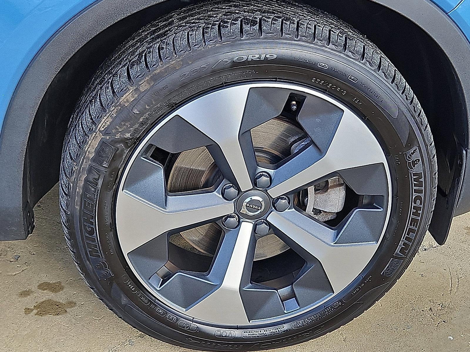 2023 Volvo XC40 B5 AWD Plus Dark Theme