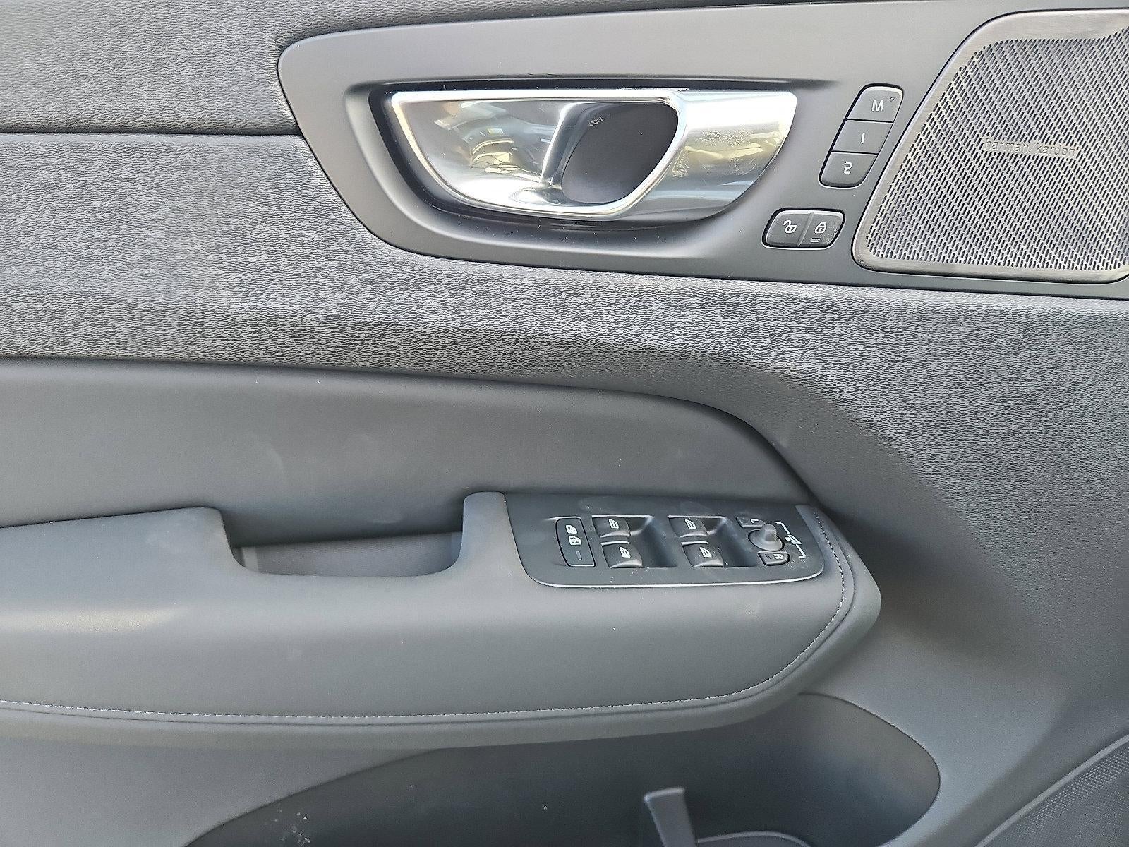 2026 Volvo XC60 B5 AWD Ultra Black Edition