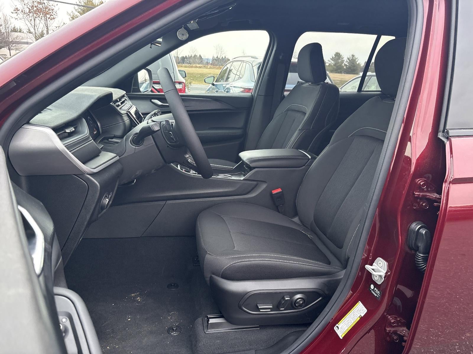 2025 Jeep Grand Cherokee Laredo X 4x4