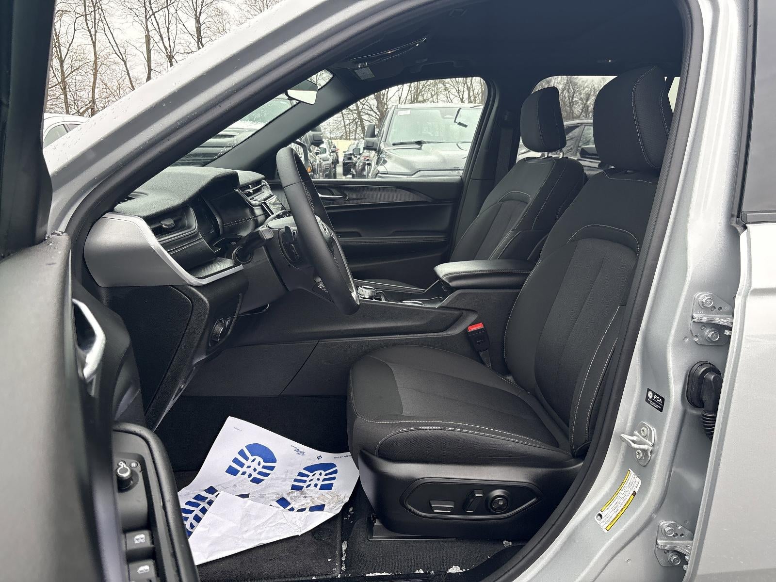 2025 Jeep Grand Cherokee Laredo X 4x4