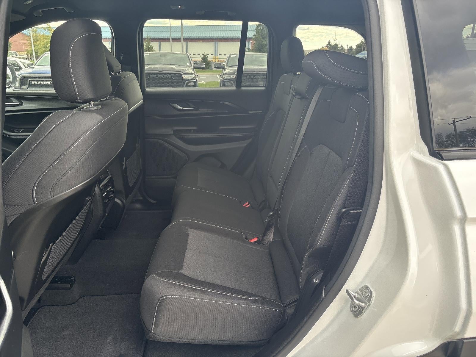 2025 Jeep Grand Cherokee Laredo 4x4