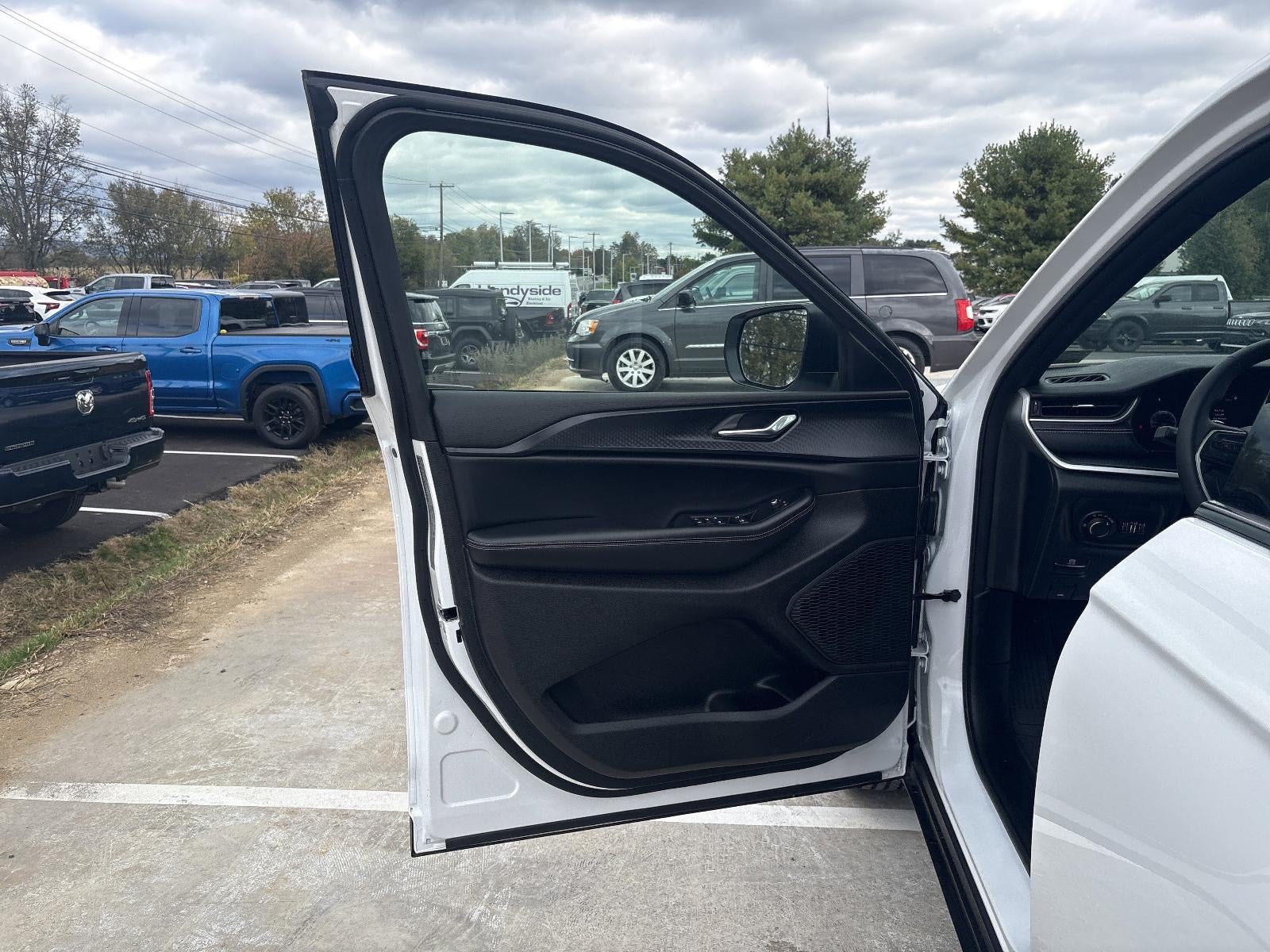 2025 Jeep Grand Cherokee Laredo 4x4