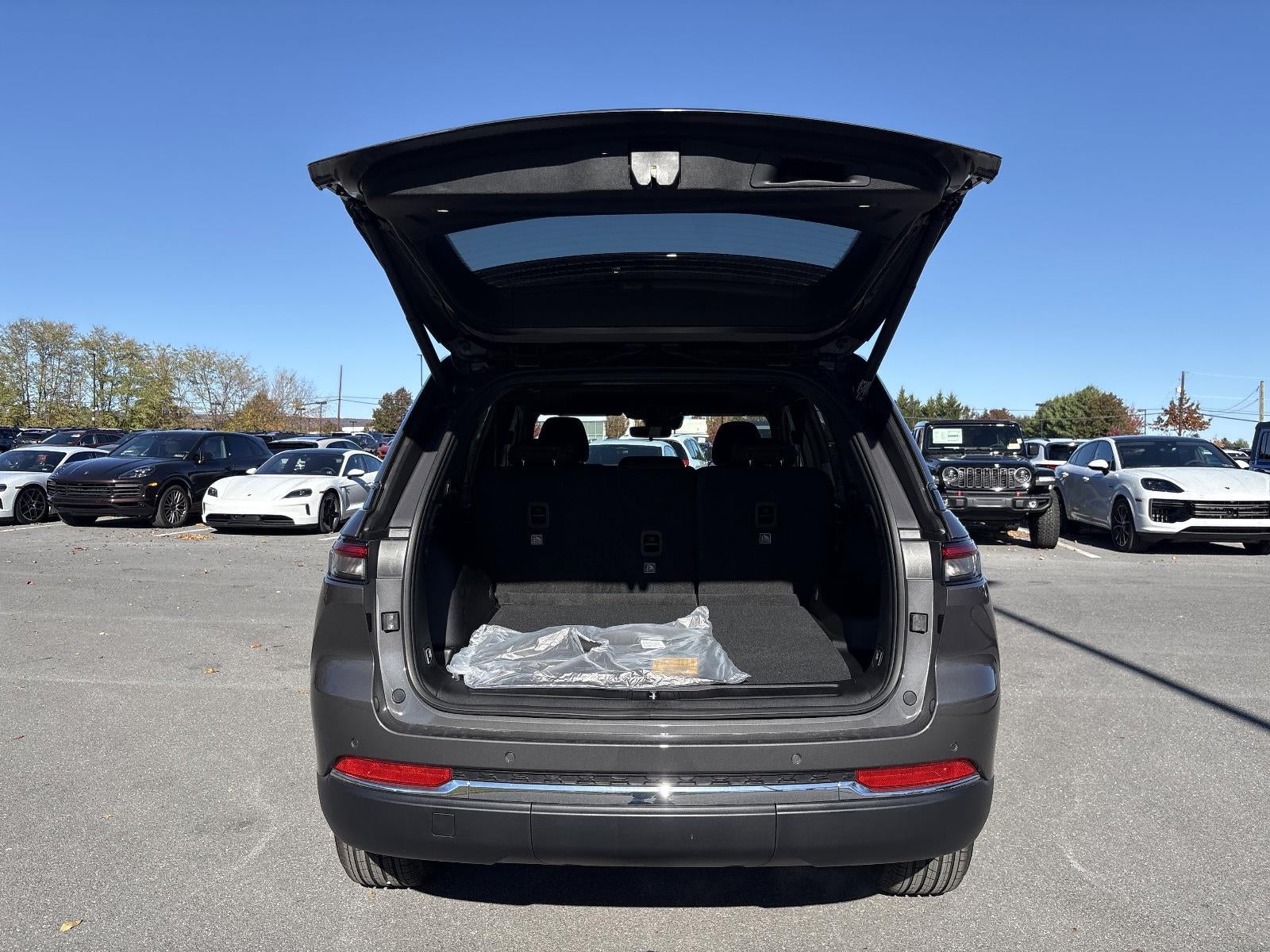 2025 Jeep Grand Cherokee Laredo X 4x4