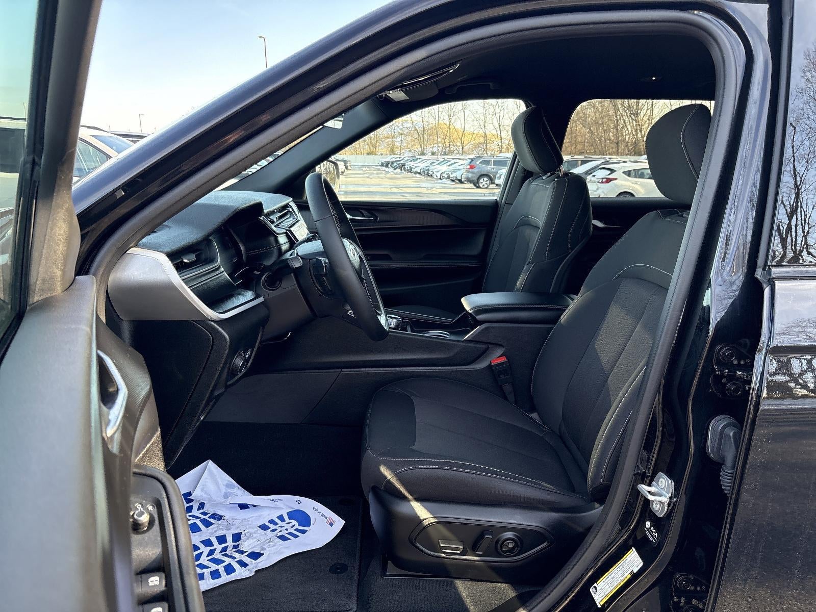 2025 Jeep Grand Cherokee L Laredo 4x4