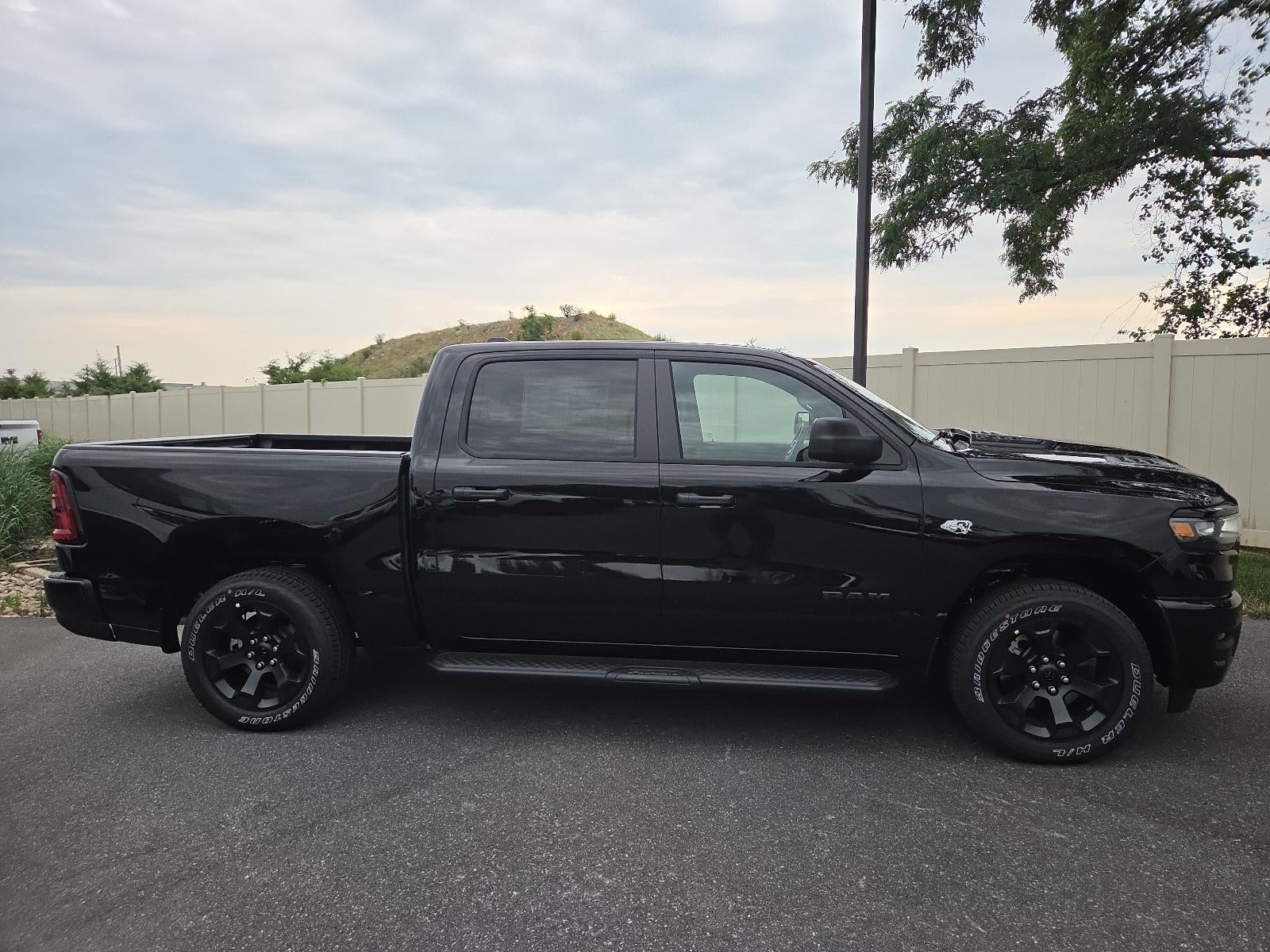 2026 RAM 1500 Express 4x4 Crew Cab 5'7" Box