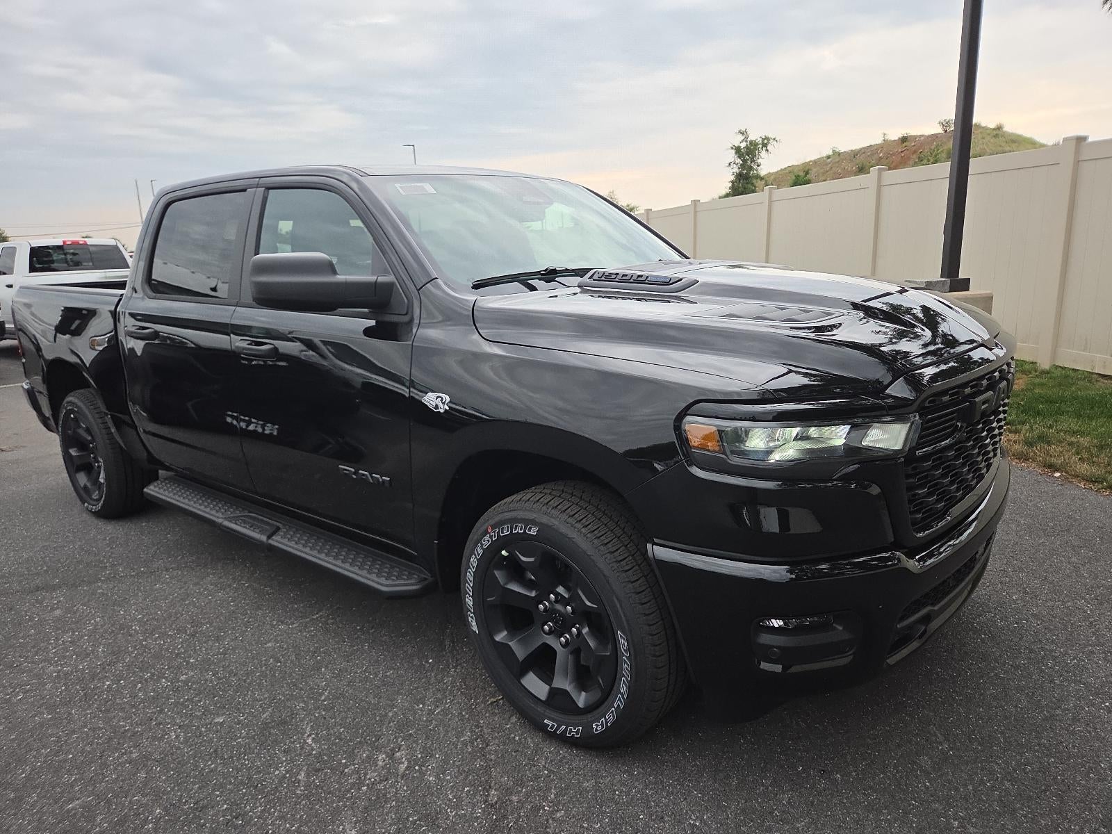 2026 RAM 1500 Express 4x4 Crew Cab 5'7" Box