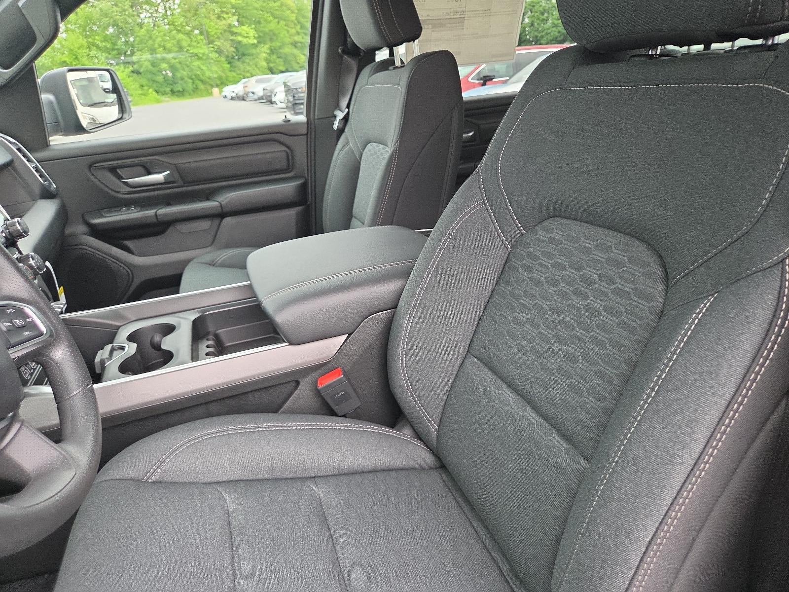 2026 RAM 1500 Express 4x4 Crew Cab 5'7" Box