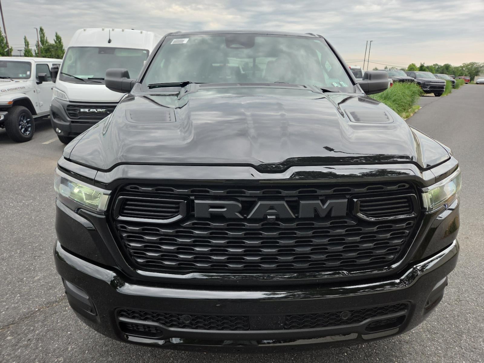 2026 RAM 1500 Express 4x4 Crew Cab 5'7" Box