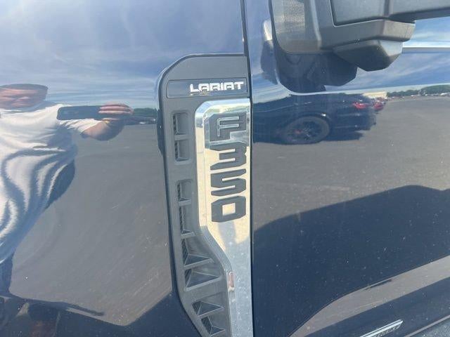 2023 Ford Super Duty F-350 DRW LARIAT 4WD Crew Cab 8' Box