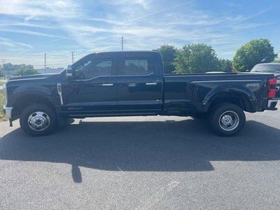 2023 Ford Super Duty F-350 DRW LARIAT 4WD Crew Cab 8' Box