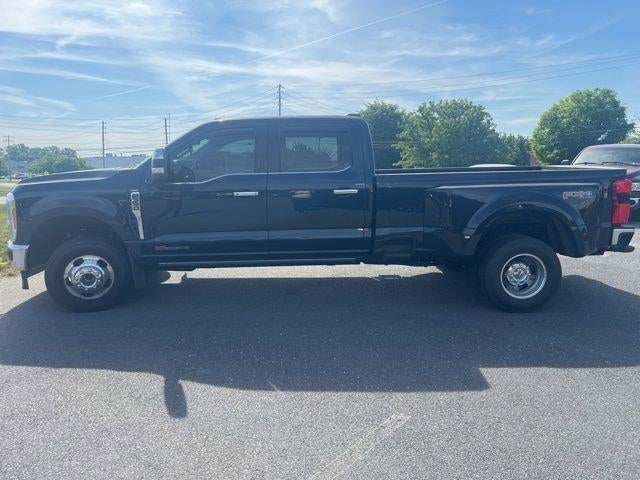 2023 Ford Super Duty F-350 DRW LARIAT 4WD Crew Cab 8' Box