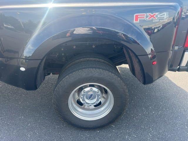 2023 Ford Super Duty F-350 DRW LARIAT 4WD Crew Cab 8' Box