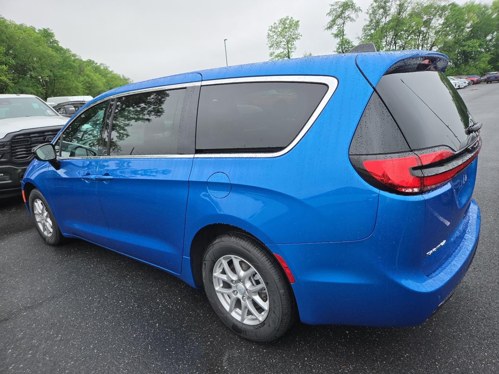 2027 Chrysler Pacifica Select FWD