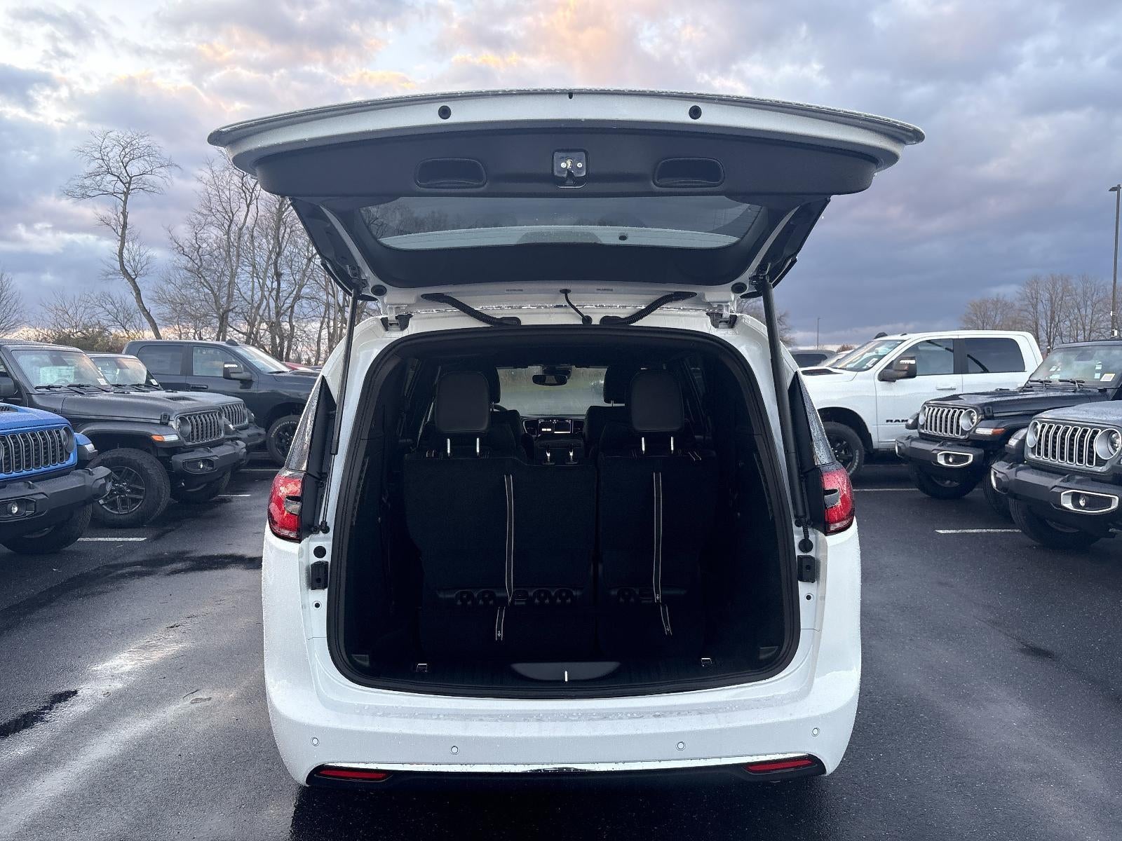 2026 Chrysler Pacifica Select FWD