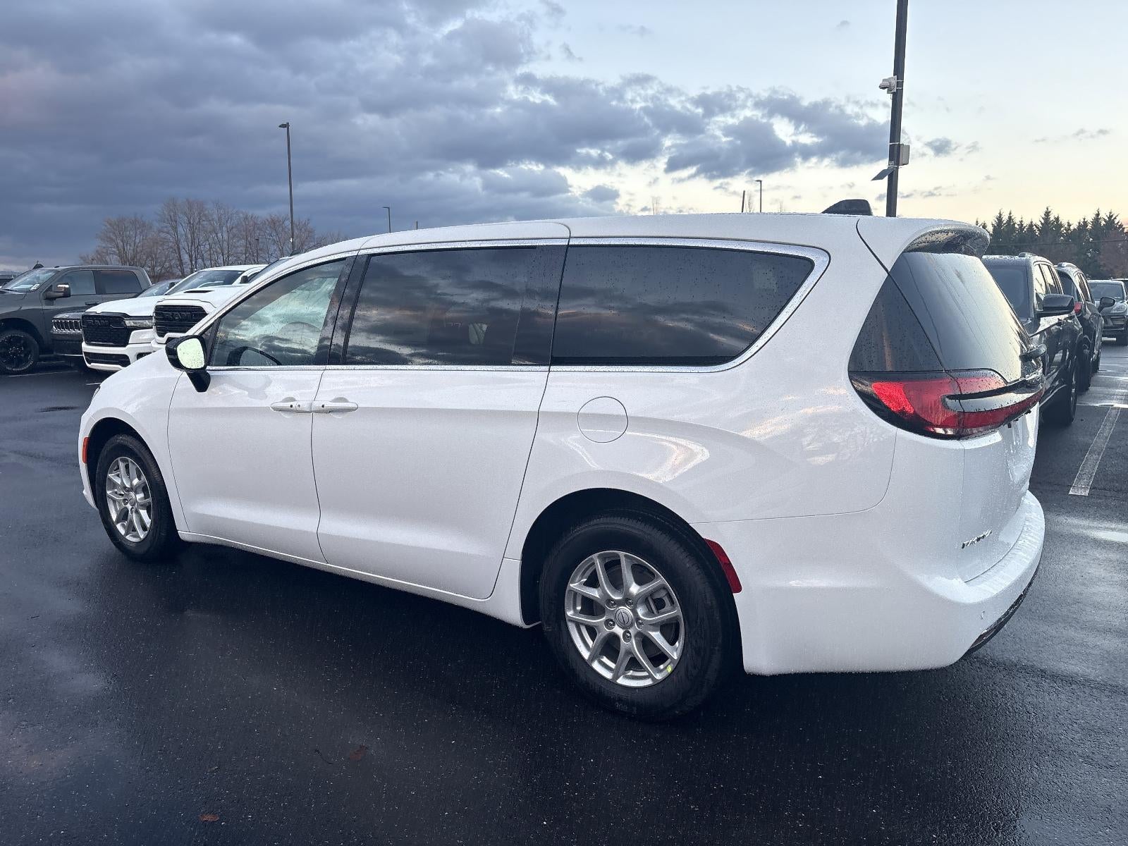 2026 Chrysler Pacifica Select FWD