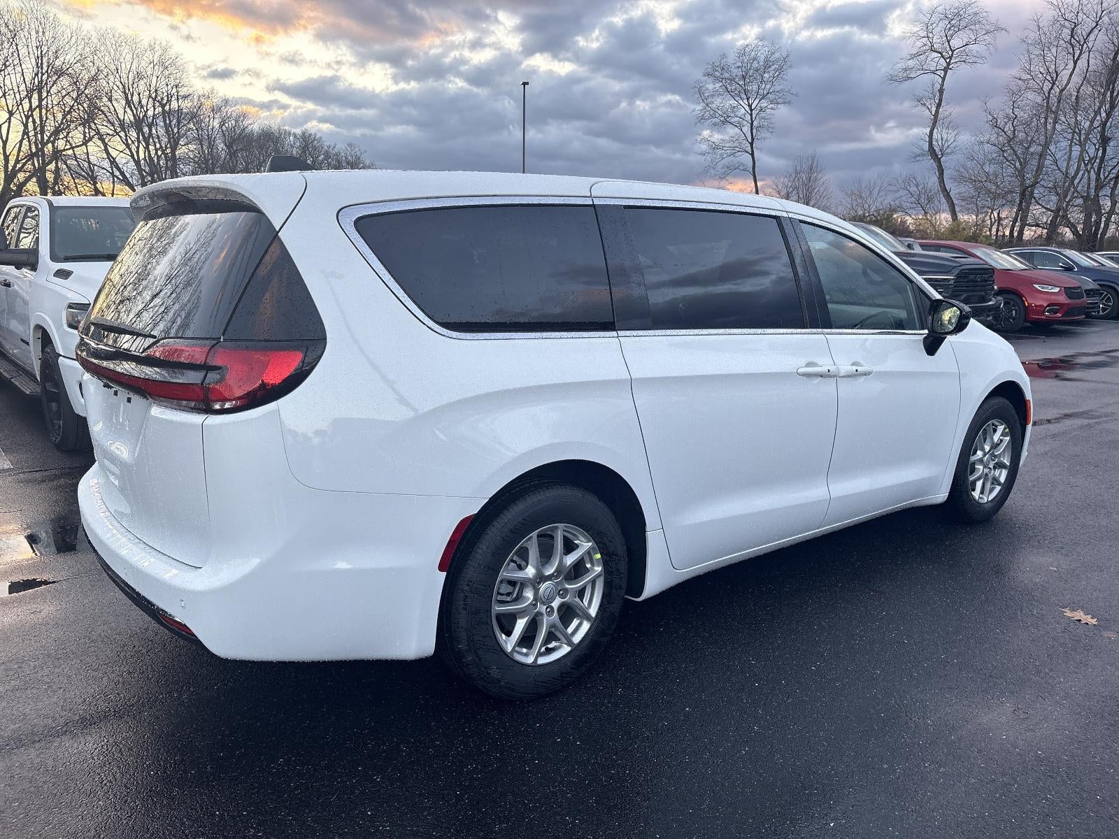 2026 Chrysler Pacifica Select FWD