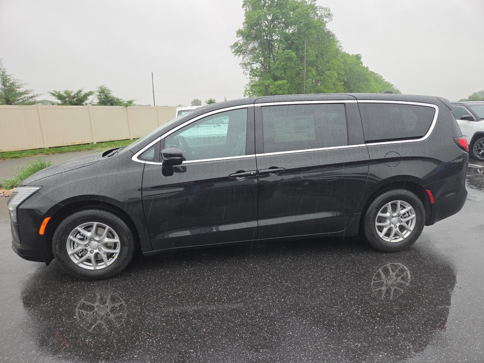 2027 Chrysler Pacifica Select FWD