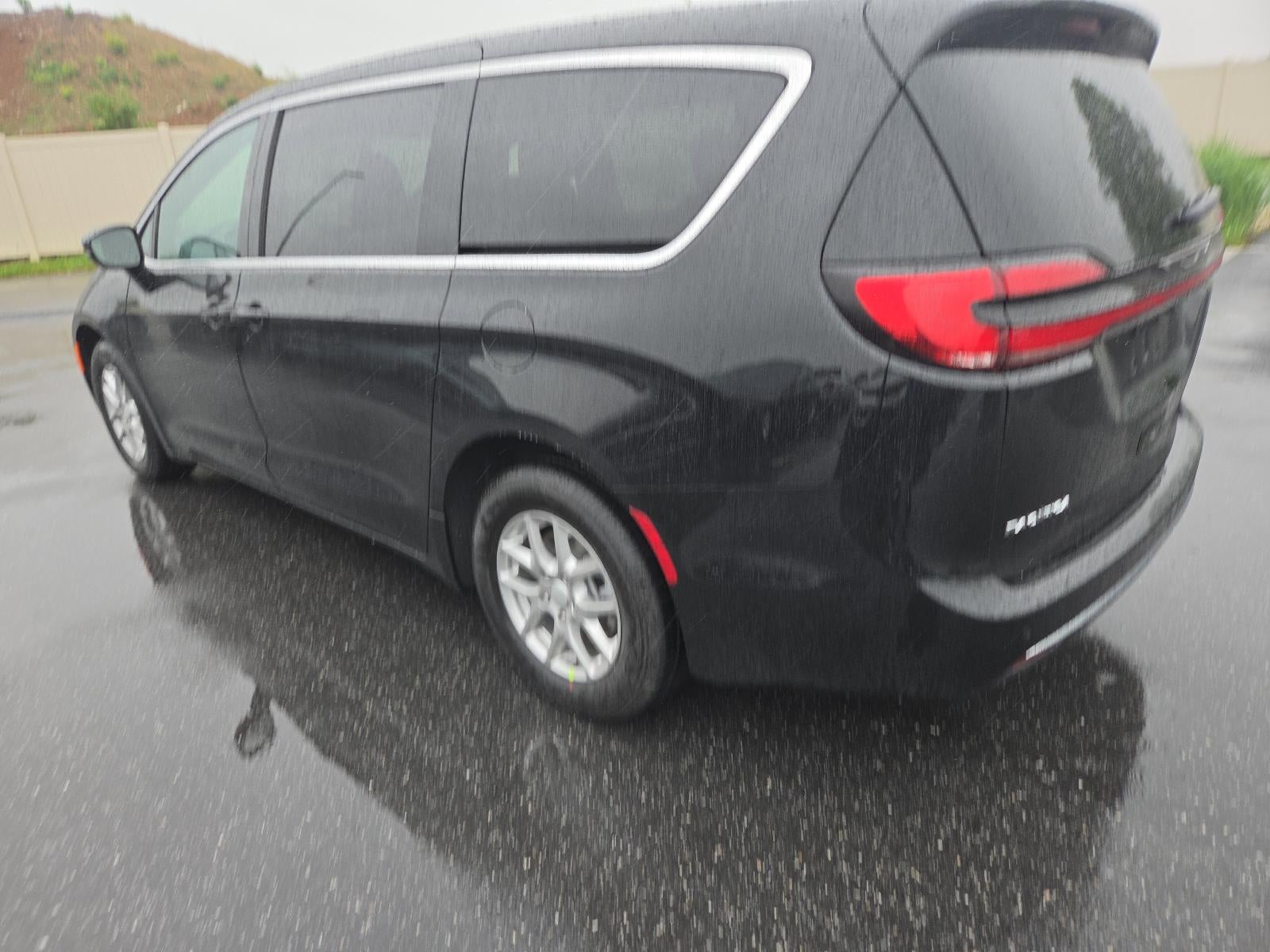 2027 Chrysler Pacifica Select FWD