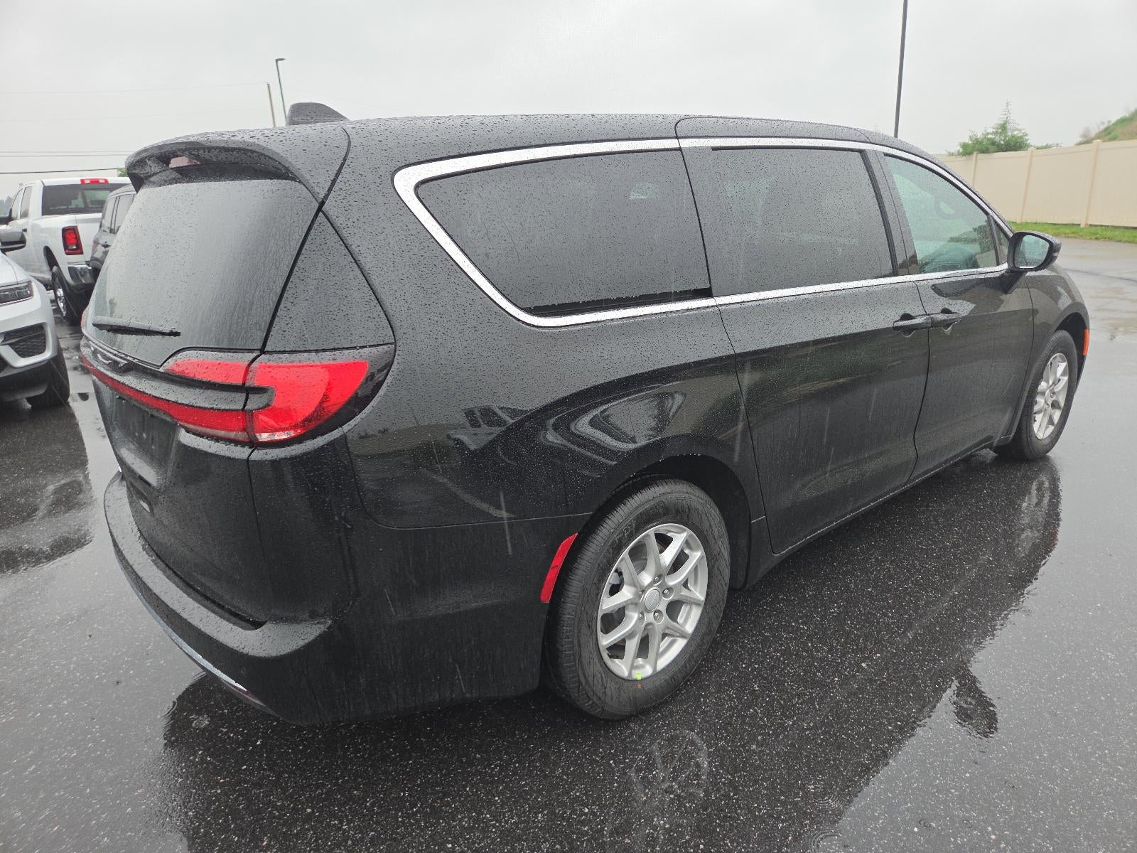 2027 Chrysler Pacifica Select FWD