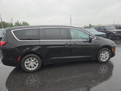2027 Chrysler Pacifica Select FWD